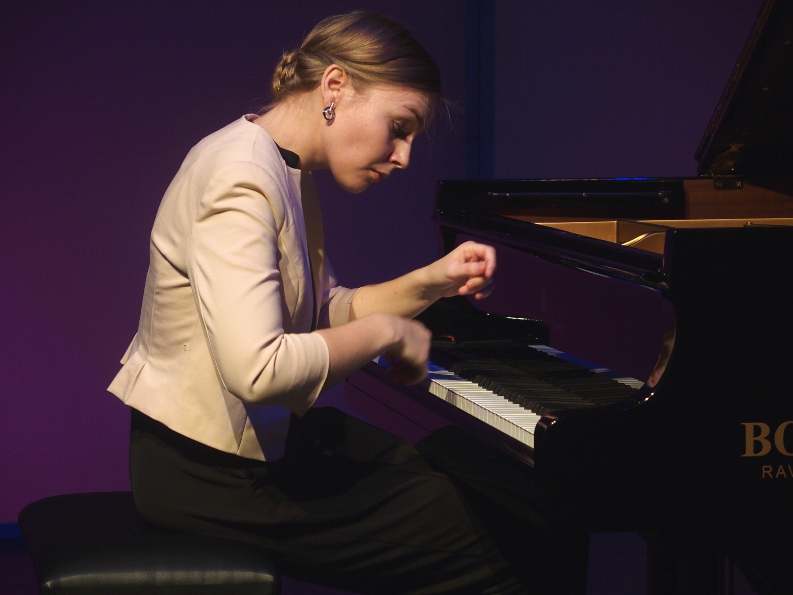 Für ihre Fans steigt die Pianistin in die Wanne.