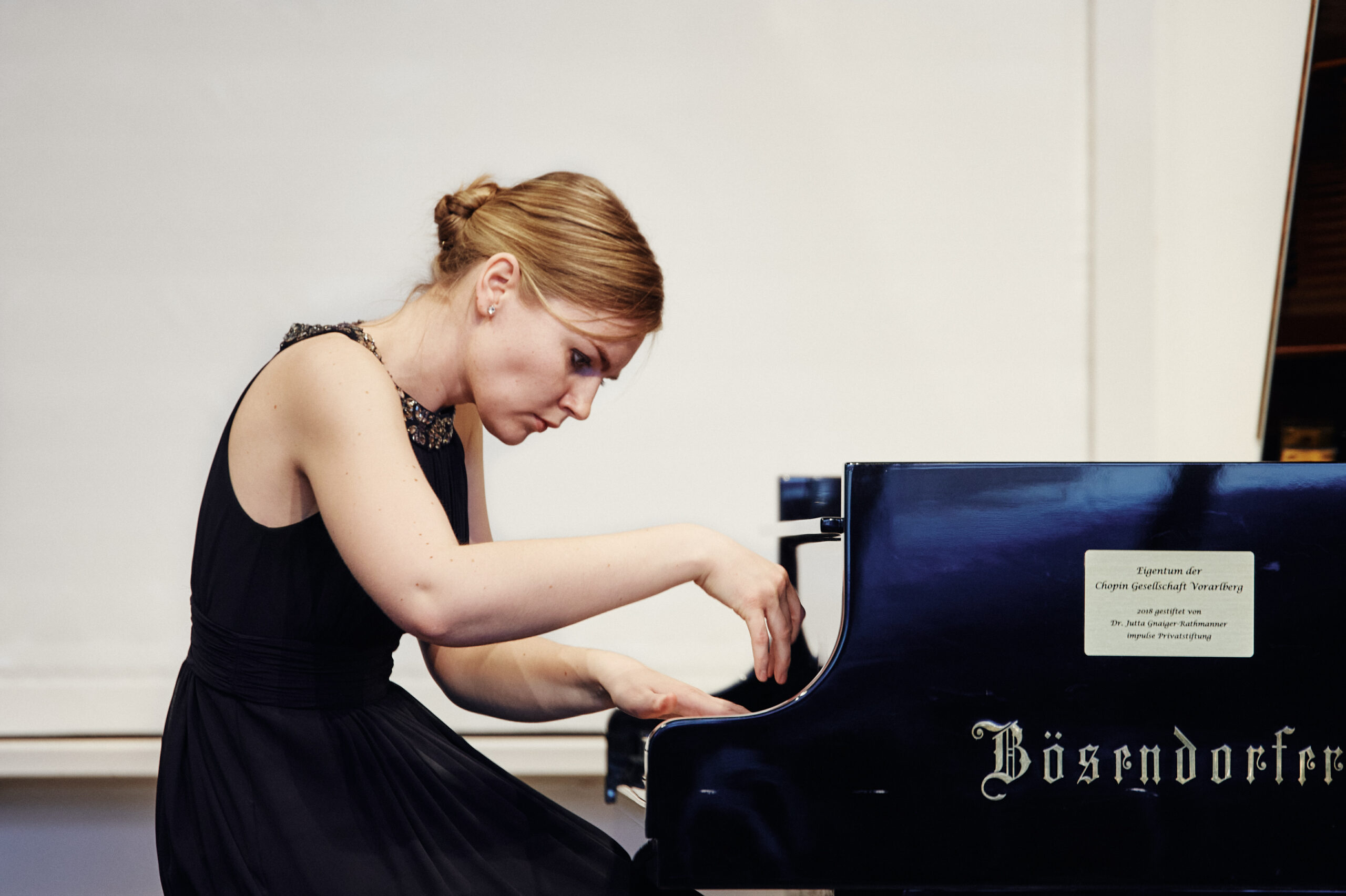 Leidenschaftlich erzählt und virtuos ausgestaltet – die Pianistin Hanna Bachmann wurde im Feldkircher Pförtnerhaus herzlich gefeiert