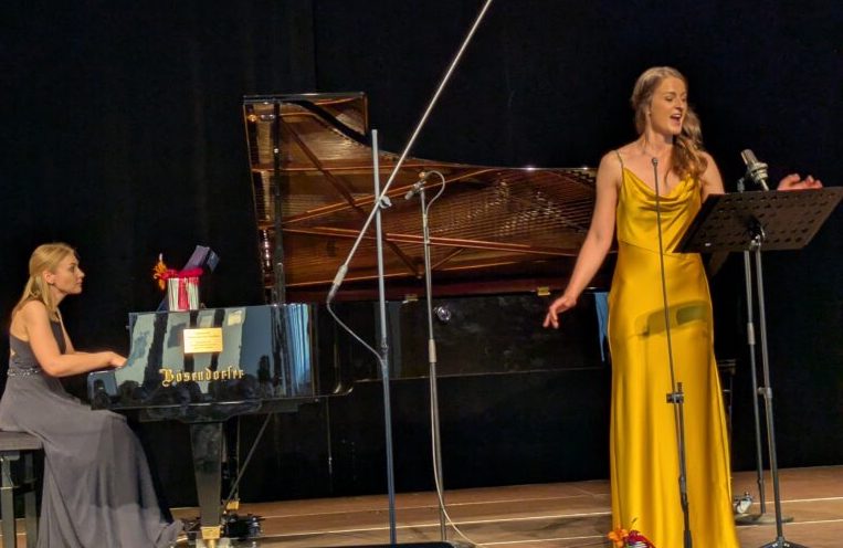 Zwei Musikerinnen und das Thema der Nacht